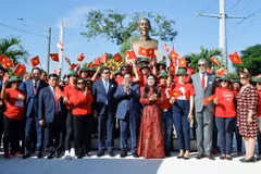 Thủ tướng Phạm Minh Chính và Phu nhân và các đại biểu tại Tượng đài Chủ tịch Hồ Chí Minh tại thủ đô Santo Domingo. (Ảnh: Dương Giang/TTXVN)