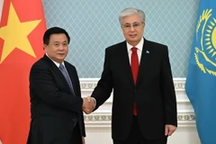 Ông Nguyễn Xuân Thắng chào Tổng thống Kazakhstan Kassym-Jomart Tokayev. (Ảnh: Tâm Hằng/TTXVN)