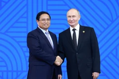 Tổng thống Liên bang Nga Vladimir Putin, Chủ tịch Nhóm BRICS năm 2024 đón Thủ tướng Phạm Minh Chính. (Ảnh: Dương Giang/TTXVN)