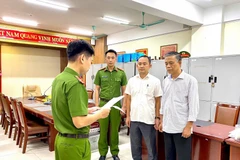 Cơ quan điều tra tống đạt các quyết định tố tụng đối với Hoàng Việt Dũng và Trần Thanh Tùng. (Nguồn: Công an Quảng Ninh)