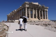 Du khách tham quan thành cổ Acropolis ở Athens, Hy Lạp. (Ảnh: Getty Images/TTXVN)