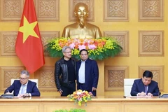 Thủ tướng Phạm Minh Chính và ông Jensen Huang, Chủ tịch, Tổng Giám đốc Tập đoàn NVIDIA (Hoa Kỳ) chứng kiến Lễ ký Thỏa thuận hợp tác giữa Chính phủ Việt Nam và Tập đoàn NVIDIA về nghiên cứu và phát triển trí tuệ nhân tạo. (Ảnh: Dương Giang/TTXVN)