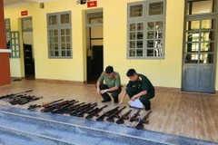 Công an tỉnh Bình Dương triệt phá thành công một đường dây chế tạo, tàng trữ, sử dụng và mua bán trái phép vũ khí quân dụng quy mô lớn. (Ảnh: TTXVN phát)