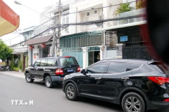Xe của Bộ Công an xuất hiện tại nhà riêng ông Nguyễn Ngọc, nguyên Phó Chủ tịch Ủy ban Nhân dân tỉnh Bình Thuận sáng 4/7/2024. (Ảnh: Nguyễn Thanh/TTXVN)
