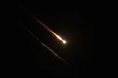 Tên lửa phóng từ Iran bị hệ thống phòng không của Israel đánh chặn trên bầu trời Jerusalem ngày 1/10/2024. (Ảnh: THX/TTXVN)