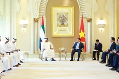 Thủ tướng Phạm Minh Chính tiếp Giám đốc Cơ quan Đầu tư Abu Dhabi (ADIA) Sheikh Hamed bin Zayed Al Nahyan. (Ảnh: Dương Giang/TTXVN)