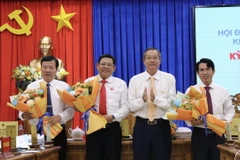 Ông Ngô Công Thức (thứ 2, trái) được bầu làm Phó Chủ tịch UBND tỉnh An Giang nhiệm kỳ 2021-2026. (Ảnh: Thanh Sang/TTXVN)