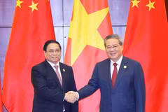 Thủ tướng Phạm Minh Chính gặp Thủ tướng Trung Quốc Lý Cường. (Ảnh: Dương Giang/TTXVN)