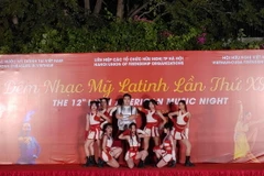 Tiết mục Mashup “Hey Hola” của Chi hội hữu nghị Việt Nam-Cuba Tập đoàn Giáo dục Havico. (Ảnh: Nguyễn Cúc/TTXVN)