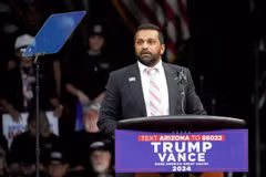 Ông Kash Patel phát biểu tại một sự kiện vận động cử tri của ông Trump tại bang Arizona hồi tháng 10. (Nguồn: Reuters)