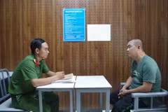 Cơ quan điều tra làm việc với đối tượng liên quan đến vụ án. (Ảnh: TTXVN phát)