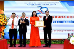 Giáo sư-Tiến sỹ Lê Văn Lợi, Phó Giám đốc Học viện Chính trị Quốc gia Hồ Chí Minh trao Bằng khen của Giám đốc Học viện Chính trị Quốc gia Hồ Chí Minh cho Tạp chí Lý luận Chính trị và Truyền thông.