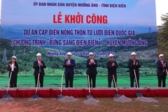 Các đại biểu tiến hành làm lễ động thổ tại lễ khởi công. (Ảnh: Phan Quân/TTXVN)
