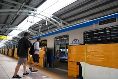 Người dân lên tàu metro ở ga Văn Thánh, quận Bình Thạnh. (Ảnh: Hồng Đạt/TTXVN)