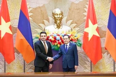 Chủ tịch Quốc hội Trần Thanh Mẫn và Chủ tịch Quốc hội Armenia Alen Simonyan chụp ảnh chung. (Ảnh: Doãn Tấn/TTXVN)