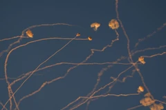 Những vệt khói trên không trung ở miền Bắc Israel khi hệ thống đánh chặn tên lửa của nước này bắn hạ tên lửa được phóng từ Liban. (Ảnh: THX/TTXVN)