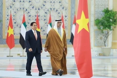 Phó Tổng thống UAE Sheikh Mansour Bin Zayed Al Nahyan đón Thủ tướng Phạm Minh Chính thăm chính thức Các Tiểu Vương quốc Arab Thống nhất (UAE). (Ảnh: Dương Giang/TTXVN)