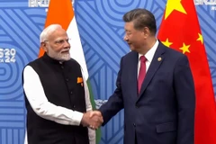 Thủ tướng Ấn Độ Narendra Modi (trái) và Chủ tịch Trung Quốc Tập Cận Bình tại cuộc gặp bên lề Hội nghị cấp cao BRICS ở Kazan, Nga, ngày 23/10/2024. (Ảnh: ANI/TTXVN)