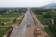 Thi công Dự án thành phần 3 Cao tốc Biên Hòa-Vũng Tàu giai đoạn 1 đoạn qua tỉnh Bà Rịa-Vũng Tàu. (Ảnh: Huỳnh Sơn/TTXVN)