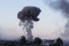 Khói bốc lên sau cuộc không kích tại Sanaa, Yemen. (Ảnh: THX/TTXVN)