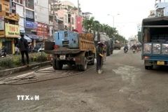 Đơn vị thi công khắc phục, sửa chữa các điểm hư hỏng. (Ảnh: Sỹ Thắng/TTXVN)