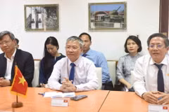 Phó Bí thư thường trực Tỉnh ủy, Chủ tịch Hội đồng Nhân dân tỉnh Quảng Nam Nguyễn Đức Dũng (giữa) làm việc với Bí thư thứ nhất Tỉnh ủy Matanzas, ông Mario Sabines Lorenzo. (Ảnh: Việt Hùng/TTXVN)