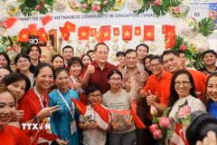 Bộ trưởng Nhân lực Tan See Leng tới thăm gian hàng của Ban Liên lạc Cộng đồng người Việt tại lễ hội. (Ảnh: Lê Dương/TTXVN)