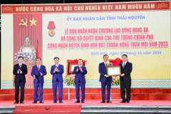 Chủ tịch Ủy ban Nhân dân tỉnh Thái Nguyên trao Quyết định của Thủ tướng Chính phủ công nhận huyện Định Hóa đạt chuẩn Nông thôn mới năm 2023. (Ảnh: Trần Trang/TTXVN)