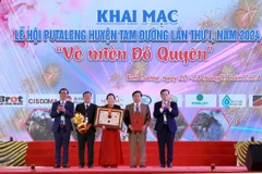 Hội Kỷ lục gia Việt Nam, Tổ chức Kỷ lục Việt Nam (Vietkings) trao Bằng công nhận rừng đỗ quyên cổ thụ tập trung trên núi Putaleng ở độ cao 2.619m có diện tích lớn nhất Việt Nam. (Ảnh: Quý Trung/TTXVN)