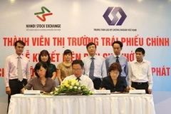 Lễ ký kết Biên bản thỏa thuận giữa HNX, VSD và các tổ chức phát hành trái phiếu. (Ảnh: HNX)