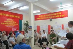 Đêm trước ngày bầu cử, các tổ viên tại các tổ bầu cử chẩn bị tập rượt lần cuối. (Ảnh: Linh Chi/Vietnam+)