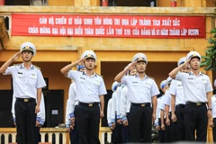 Nghi lễ Chào cờ được thực hiện nghiêm trang hướng tới Đại hội Đảng XIII. (Ảnh: Thành Đạt/TTXVN)