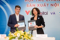 Nhà báo Lê Quang Minh, Giám đốc VTV Digital (trái) và bà Tạ Thúy Hà, Giám đốc Tiếp thị ngành hàng sữa tiêu dùng FCV (phải) tiến hành ký kết hợp tác.