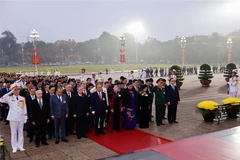 Các lãnh đạo Đảng, Nhà nước cùng đại biểu dự Đại hội XIII của Đảng đặt vòng hoa và vào Lăng viếng Chủ tịch Hồ Chí Minh. (Ảnh: TTXVN)