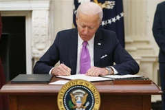 Tổng thống Mỹ Joe Biden ký một sắc lệnh hành pháp tại Nhà Trắng ở Washington, DC. (Ảnh: AFP/TTXVN)