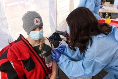 Người dân được tiêm vắcxin ngừa COVID-19 tại Petrinja, Croatia. (Ảnh: THX/TTXVN)