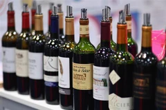 Rượu vang từ Pháp được trưng bày tại một triển lãm ở New York, Mỹ. (Ảnh: AFP/TTXVN)