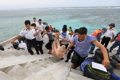 Lương thực, thực phẩm từ đất liền gửi cho chiến sỹ đảo Len Đao chuẩn bị đón Tết cổ truyền. (Ảnh: Thành Đạt/TTXVN)