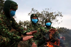 Phút sưởi ấm trên đường tuần tra. (Ảnh: TTXVN phát)