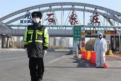 Cảnh sát gác tại thành phố Thạch Gia Trang, tỉnh Hà Bắc, Trung Quốc. (Ảnh: THX/ TTXVN)