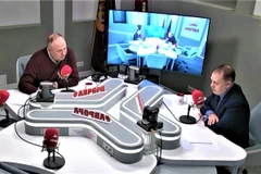 Chương trình bình luận trên kênh truyền hình Rạng Đông.