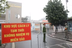 Lực lượng chức năng lập chốt tại cổng trường tiểu học Xuân Phương. (Ảnh: Minh Quyết/TTXVN)