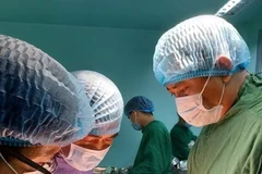 Các bác sỹ Bệnh viện Đa khoa khu vực Long Khánh tiến hành một ca phẫu thuật. (Ảnh: TTXVN phát)