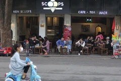 Nhiều người dân vẫn không đeo khẩu trang và giữ không đúng cách (ảnh chụp lúc 10 giờ 30 ngày 31/1 tại phố Hàng Khay, tuyến phố đi bộ Hồ Gươm). (Ảnh: Hoàng Hiếu/TTXVN)