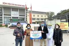 Đại diện nhãn hàng Cô Gái Hà Lan và Yomost trao tặng tượng trưng 42.000 ly sữa cho các y bác sỹ tuyến đầu tại tâm dịch Quảng Ninh.