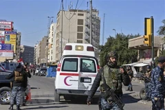 Lực lượng an ninh được triển khai tại hiện trường vụ đánh bom kép khu chợ trên quảng trường Tayaran ở trung tâm Baghdad, Iraq. (Ảnh: AFP/TTXVN)