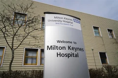 Bệnh viện Đại học Milton Keynes, nơi điều trị cho các bệnh nhân mắc COVID-19. (Ảnh: AFP/TTXVN)