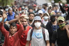 Người di cư Honduras di chuyển tại Camotan, Guatemala trong hành trình tới Mỹ. (Ảnh: AFP/TTXVN)