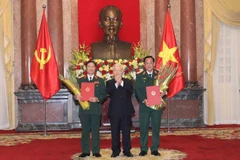 Tổng Bí thư, Chủ tịch nước Nguyễn Phú Trọng trao Quyết định thăng quân hàm cấp Thượng tướng cho hai Thứ trưởng Bộ Quốc phòng Nguyễn Tân Cương và Võ Minh Lương. (Ảnh: Phương Hoa/TTXVN)