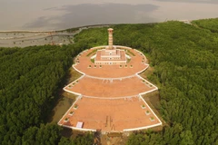 Cột cờ Hà Nội trên quê hương Đất Mũi Cà Mau sẽ là điểm nhấn quan trọng thúc đẩy ngành du lịch của địa phương phát triển trong thời gian tới. (Ảnh: Thế Anh-TTXVN)